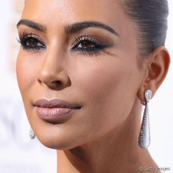Kim Kardashian usando delineado invertido