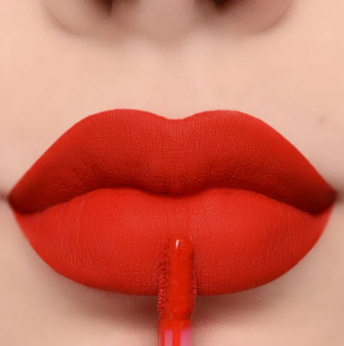 lábio com aplicação do batom vermelho líquido matte blazzing Mari Maria Makeup