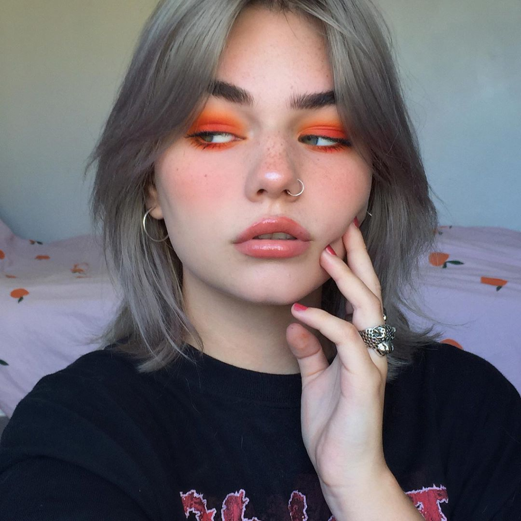 influencer Eloise usando sombra laranja