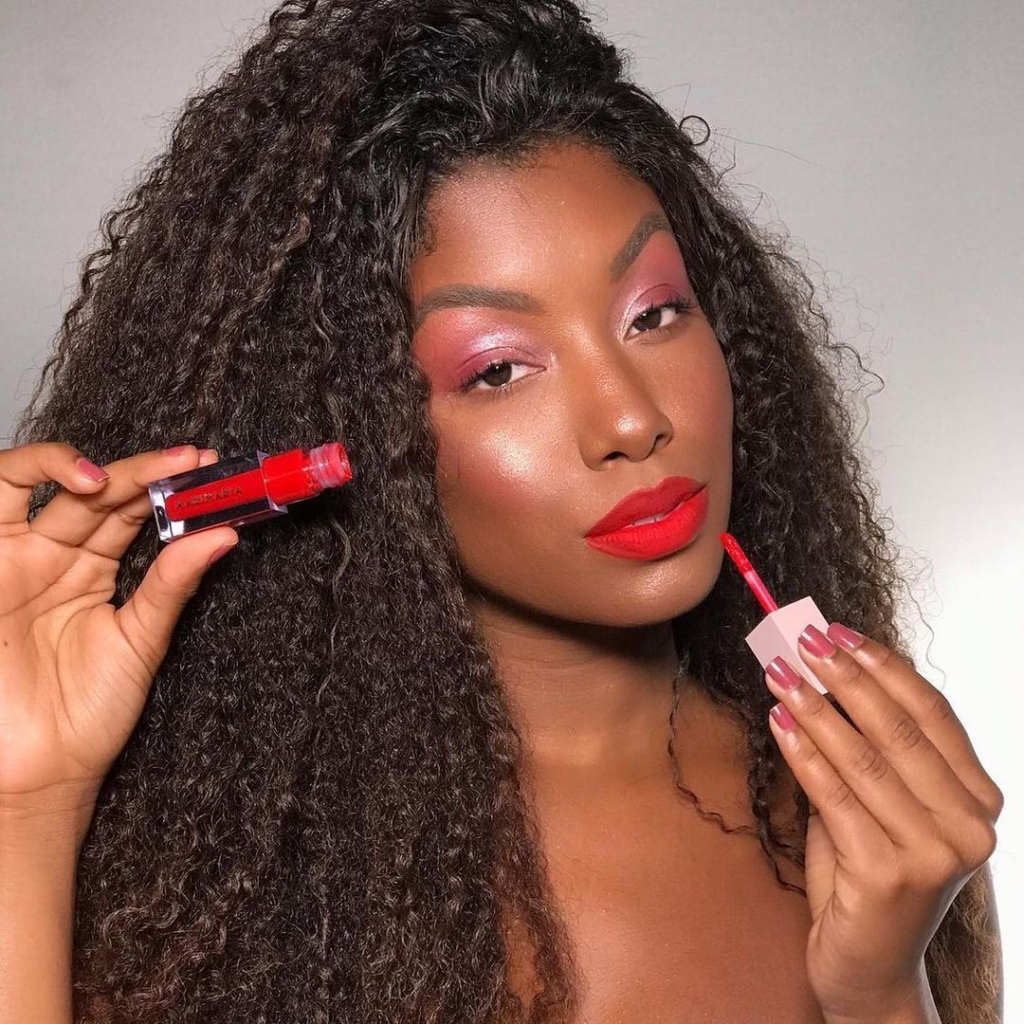 influencer Pâmela Morais usando batom vermelho matte Blazing Mari Maria Makeup