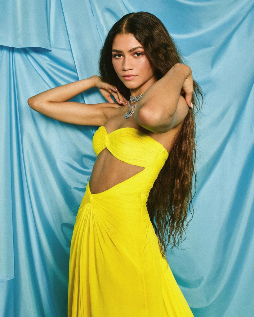 Zendaya usando vestido amarelo