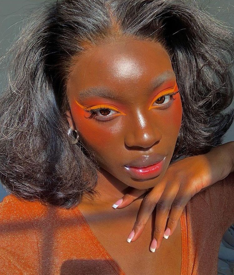 Influencer Isabelle Peme usando maquiagem laranja