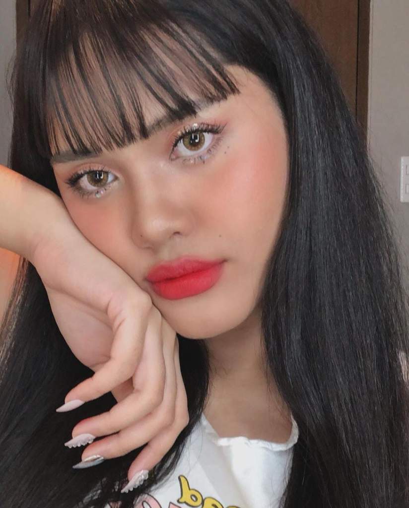 influencer Emmanuelle Magpantay usando técnica Blurred Lips