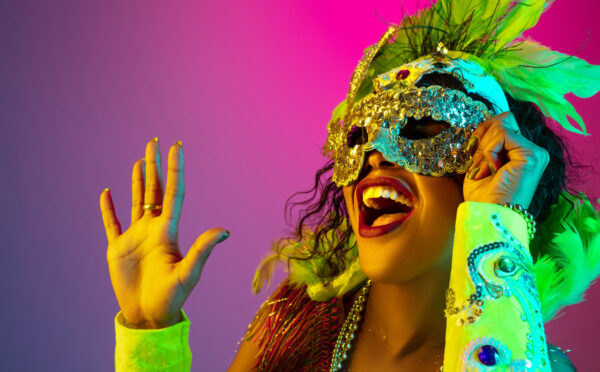 <strong>Make Glow e Colorida: as tendências de maquiagem do Carnaval 2023</strong>
