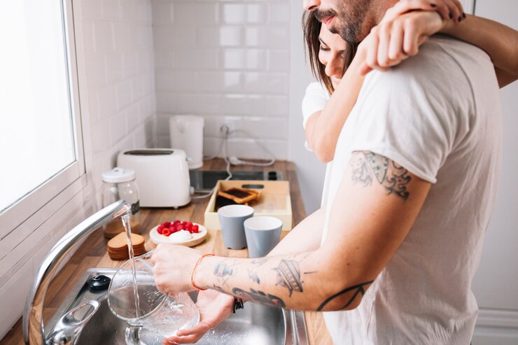 casal lavando a louça juntos