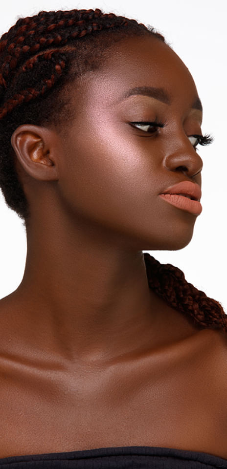 Modelo usando base para pele de tom escuro Mari Maria Makeup