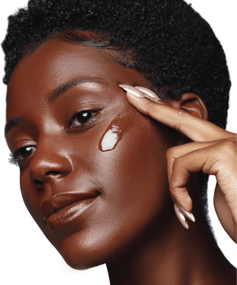 Modelo de pele escura usando Base Cover Up MM23 - Mari Maria Makeup para pele oleosa