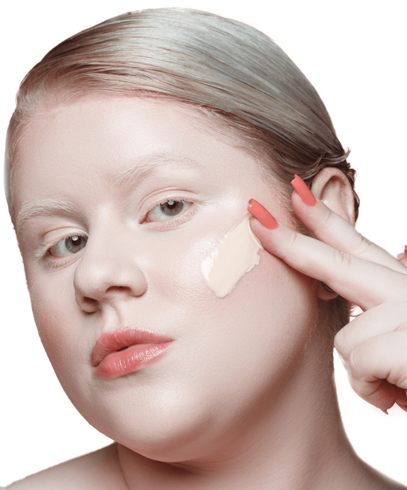 Modelo de pele clara usando Base Cover Up MM01 - Mari Maria Makeup para pele mista
